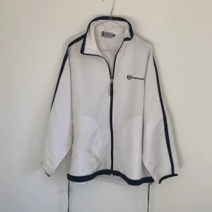 Sergio Tacchini  - Size: M Missfärgad samt skada vid märket 