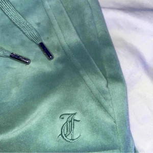 Juicy byxor - Lägger upp igen eftersom jag verkligen vill få sålt dem pga jag behöver pengar, nyskick, inget fel på dem lägg bud