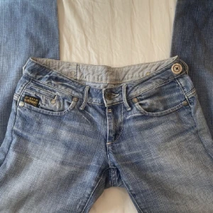 Lågmidjade jeans - Säljer dessa skit feta lågmidjade jeans från G-Star. De är lite utsvängda men är för det mesta straight. Skriv om ni vill ha fler bilder!💕