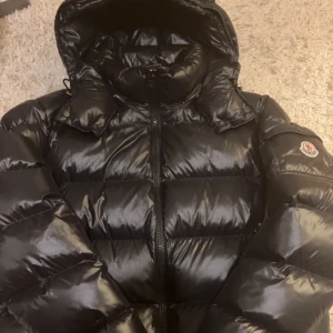 Moncler maya - Säljer min moncler maya jacka som är i storlek 6 till ett riktigt bra pris då jag har börjat köra på rock istället. Maya jackan är i riktigt bra skick då den är köpt nu i vintras och knappt används Nypris: 15 500kr Storlek 6 är samma storlek som large 