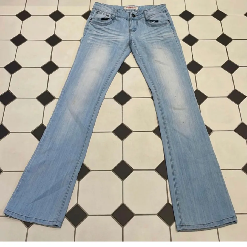 Säljer dessa assnygga lågmidjade jeansen då de är för små för mig💕 Köp direkt för 380❤️. Jeans & Byxor.