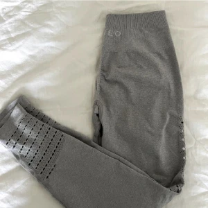 Teveo scrunch tights  - Superfina tights från Teveo i nyskick. Aldrig använda! Väldigt lika tightsen från NVGTN.  Är i superbra material, squatproof och formar rumpan fint. Storlek S.