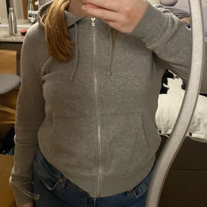 Ziphoodie från hm  - En fin grå hoodie från HM. Köpt här på plick. Strl s 