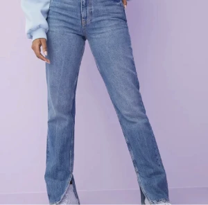 Gina jeans med slit - Säljer mina fina gina jeans som är i nyskick, de är endast testade och har inga defekter! Säljer då de inte kommer till användning. Skriv för fler bilder, priset kan diskuteras!❤️