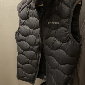Peak performance väst  - Säker den för jag inte använder den den är i väldigt bra skicka knappt använd (Priset kan diskuteras) 
