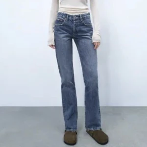 Zara mid rise jeans  - Snygga mid Rise zara jeans i bra skick, sparsamt använda🫶 Lite slitna längst ner men inget man märker, liten slits