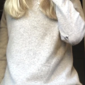 Zadig tröja - Säljer denna fina tröja ifrån Zadig. Väl använd men fortfarande i väldigt bra skick. Köpt i Paris för cirka 2,5/3k kr❤️skriv för böttre bilder!