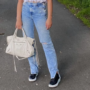 ZARA JEANS - Jeans från zara i storlek 34, använda ett fåtal gånger, dem har slits och en slitning 