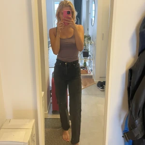 Jeans - Högmidjade momjeans. Sköna och långa, slutar precis ovanför foten på mig som är 177. Är i storlek 34 men passar mig som brukar ha 36❤️