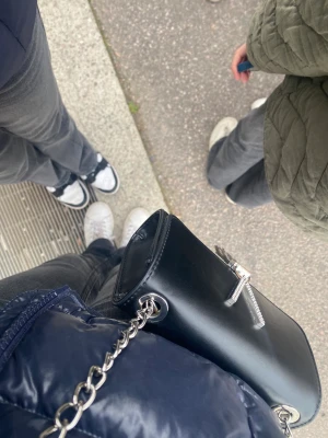 Valentino väska - En superfin valentino väska köpt i somras, nypris 2500kr (pris kan diskuteras) Säljer till billigt pris då den inte används lika ofta och den har varit uppe på plick ett tag🥰🥰