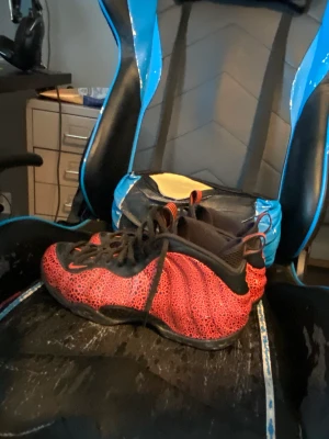 Nike FoamPosites - Fina Nike Sneakers i bra skick! Kollaberation med basket laget ”Cleavland”!