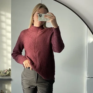 Stickad tröja - Basic baktill, ”flätad” stickning framtill. Säljer även byxorna i en annan annons