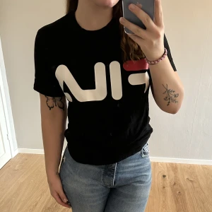 Fila t-shirt - Sparsamt använd t-shirt från fila. Modell för män men passar kvinnor också.