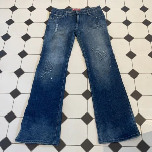 Jeans - Midjemått tvärs över 40cm innerbenslängd 81cm