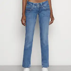 Säljer dessa jättefina lågmidjade jeans på pepe💗 så fin färg nu till hösten!  Nypris: 999 Direkt pris: 599kr