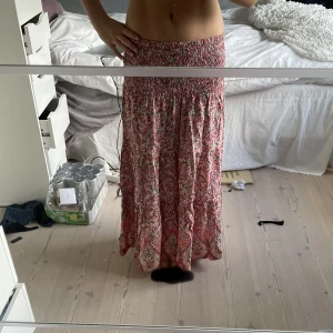 Långkjol - Super fin långkjol💗 säljer för 500kr+frakt💗 (originalpris 699kr) passar strl xs-m