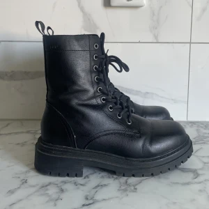 Boots - Boots, använda max 5 gånger. Köptes för 2 år sedan men har knappt används och varit väl omhändertagna. Bootsen är fodrade.