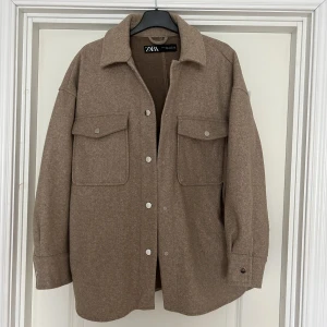 Höst/vårkappa - Säljer min helt oanvända höst/vårkappa från Zara då den bara hängt i garderoben sen jag köpte den förra hösten! Helt i nyskick! 