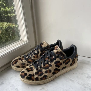 Adidas Stan Smith  - Jättefint skick!! Man storlek 40, passar mig som vanligtvis har dam 39/40.