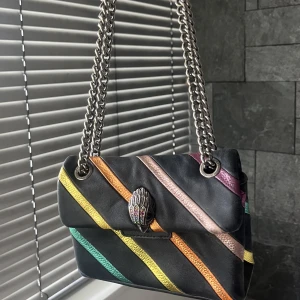 Kurt Geiger väska  - Säljer min sååå snygga Kurt Geiger väska!!! Den är sparsamt använd och har minimala defekter.  Köpt för 1250kr och är numera slutsåld. 