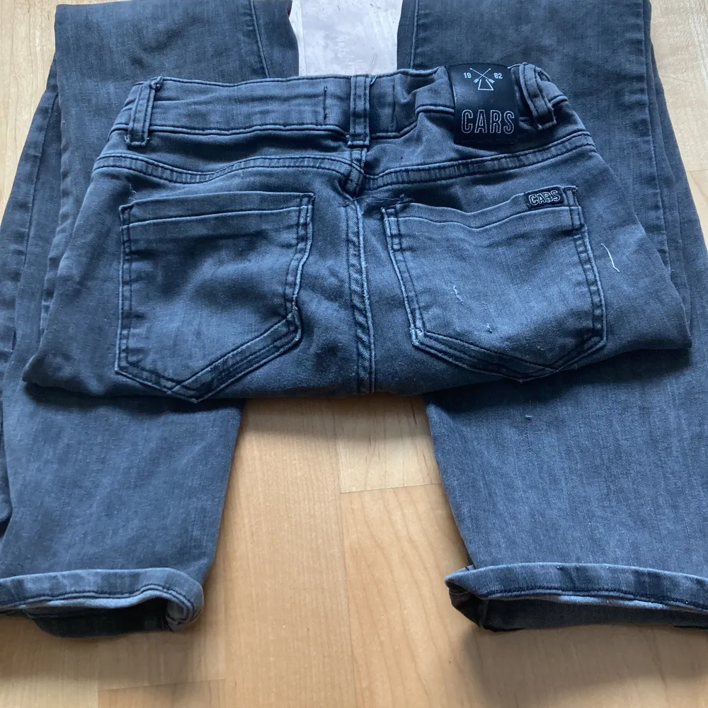 gråa lågmidjade sthlm stil jeans. Farkut & Housut.