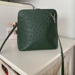 Grön väska från Vera Pelle, helt ny för bara 199kr💚