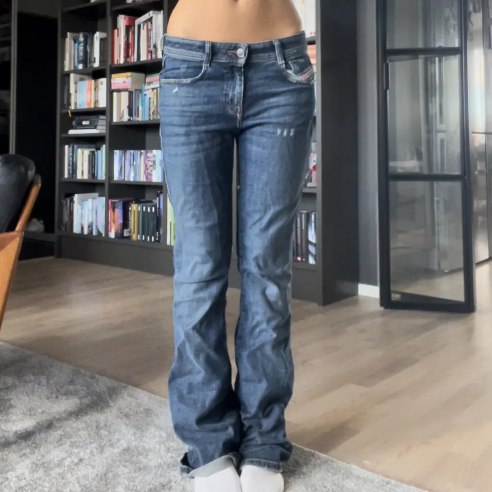 Skitsnygga low waist bootcut diesel Jeans som e köpte förra året! Bra skick men slitna + smutsiga längst ner (skriv för bilder)💓skriv vid frågor💋 Midjemått: 38/39 cm rakt över Innerbenslängden: 79 cm Jag är ca 167!💋💋. Jeans & Byxor.