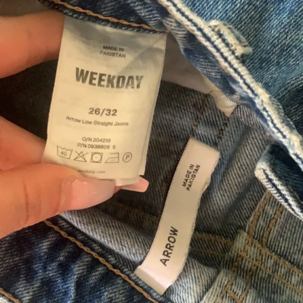 Blåa jeans från weekday i modellen arrow. De är i bra skick och använda ett fåtal gånger. Säljer pga de inte kommer till användning💗💕. Jeans & Byxor.
