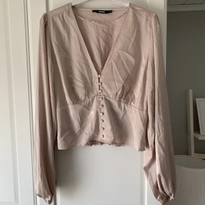 Söt blus! - En söt blus i ljusrosa/champagnefärg från BikBok. Hel och ren, behöver dock stylas🎀