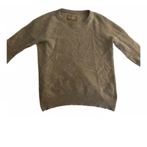 Zadig&Voltaire cashmere tröja - Super skön och trendig cashmere tröja från Zadig&Voltaire som jag har älskat men fått för lite användning av! Super snygga silvriga stjärn patches på armbågarna och ZV längst ner på tröjan. Den är beige men behövde lägga in färgen på vit. :)
