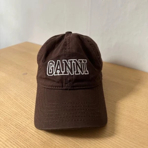 GANNI keps - Använd 2 gånger. Inga fläckar eller defekter. 