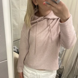 Tjocktröja - INTE SÅLD ÄNNU! Jätte fin hoodie som nu säljs på grund av att den inte kommer till användning🩷🩷🩷