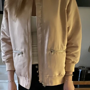 Trekvart bomberjacka  - Snygg ljusrosa trekvartärmad bomberjacka från Carin Wester. Storlek M