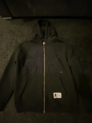 Tracksuit - Hej säljer en pull&bear tracksuit i väldigt bra skick några frågor eller annat tveka inte på att höra av dig.