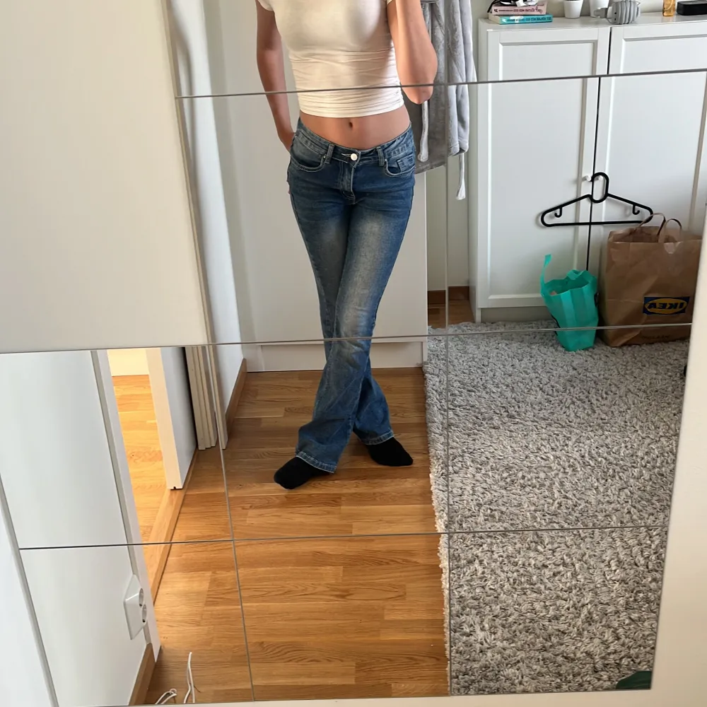 mid waist jeans med dekoration på fickorna. jag är 168 cm lång. är en xs men väldigt stretchiga så skulle även passa en S💗. Jeans & Byxor.