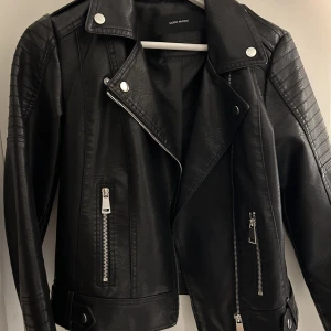 Skinnjacka  - Säljer denna snygga skinnjacka från Vera Moda. Jackans storlek är M men skulle säga att storleken är liten och skulle istället passa någon som har S.  Den är i nyskick och väljer nu att sälja den, skriv gärna vid intresse eller köp nu🩵