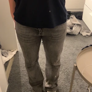 Jeans - Säljer dem här byxorna ifrån Gina tricot då dem är för stora i midijan.