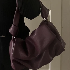 Väska - Helt oanvänd väska. Frakt tillkommer 