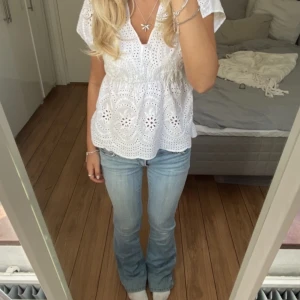 Lågmidjade bootcut jeans - Säljer dessa ljusblåa lågmidjade bootcut jeans. Midjemått: 75cm Innebenslängd: 81cm. Direktpris: 550kr. Har du någon fråga är det bara att höra av dig🫶🏻