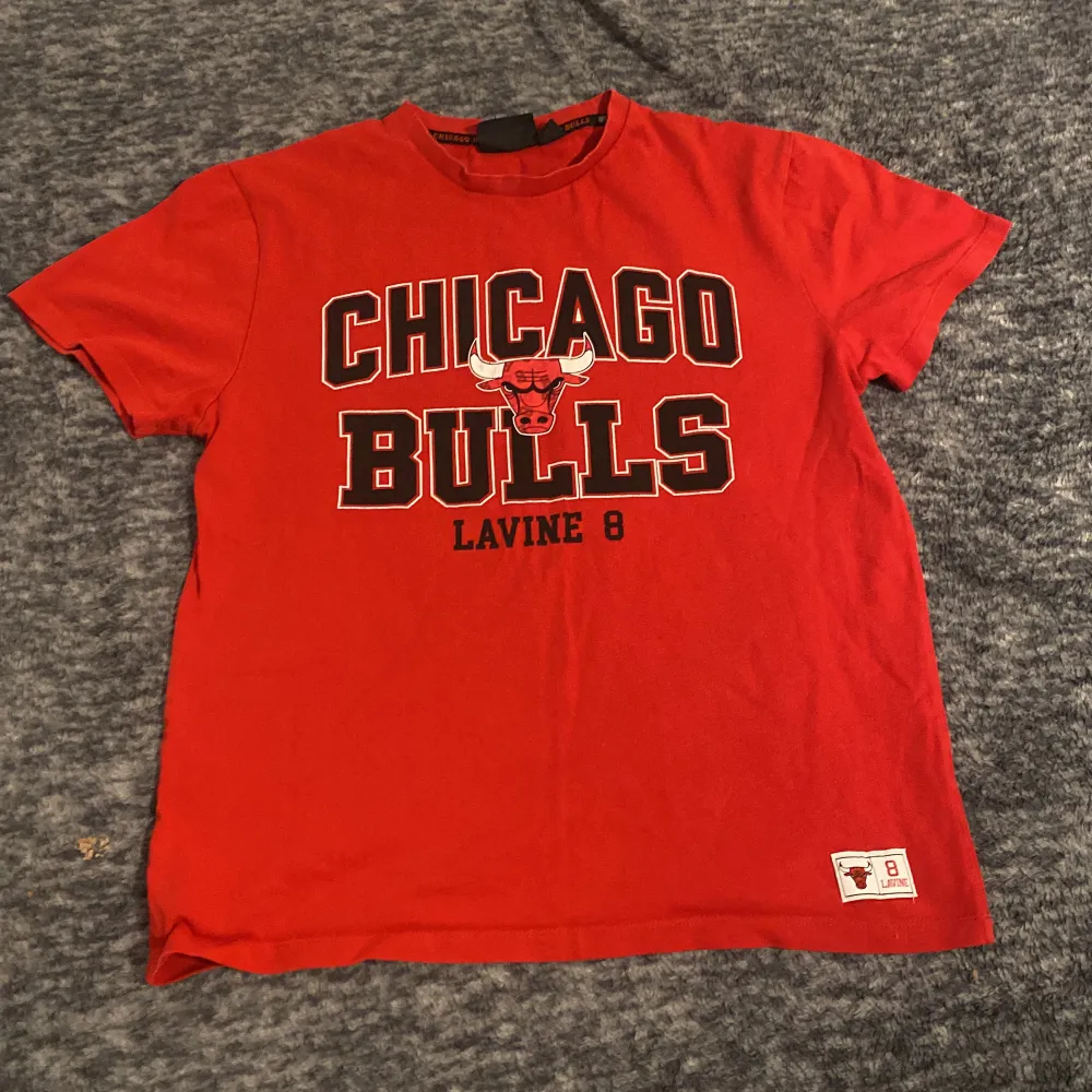 Chicago Bulls tröjan Storlek M Miami tröjan Storlek M Lakrits tröjan  Storlek M 15 kr per tröja eller 100 för allihopa . T-shirts.