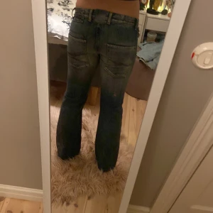 Lågmidjade jeans - Säljer dessa as snygga lågmidjade vintage jeansen pga att dom är för små!💗💗köpte vintage men i gott skick!