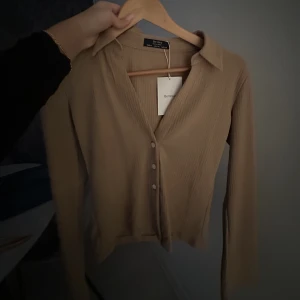 Höst tröja med krage!  - aldrig använd. Super fin! 