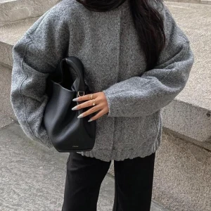 Zara oversized grå bomberjacka i ull  - Zara’s omtalade oversized grå bomberjacka i ull. Storlek xs-s. Bara testats så som ny! Kan tänka mig Gå ner lite i prisv vid snabb affär. 