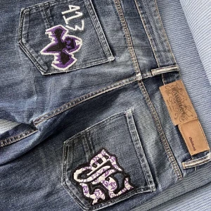 Vintage jeans - Riktigt feta vintage jeans som är köpta på plick men säljer nu åt en vän. Några slitningar nere vid fötterna - bara att fråga om bilder! Supersnygga och custom made. Bara att skriva vid frågor eller funderingar!⭐