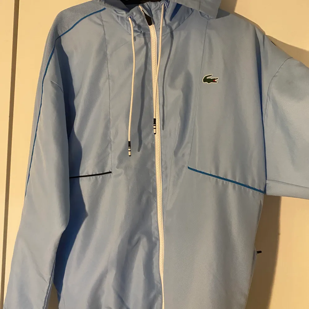 Hej säljer helt ny Lacoste tracksuit fick de i present på min födelsedag, ganska fint jätte bra material. Den är i L men den sitter ganska bra skulle även passa M då den sitter baggy på lite mindre användare den är fin knappast använd!. Övrigt.