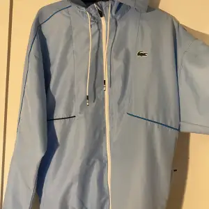 Hej säljer helt ny Lacoste tracksuit fick de i present på min födelsedag, ganska fint jätte bra material. Den är i L men den sitter ganska bra skulle även passa M då den sitter baggy på lite mindre användare den är fin knappast använd!