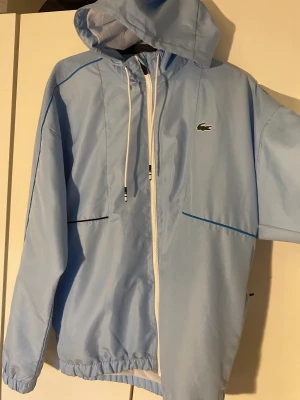 Lacoste tracksuit  - Hej säljer helt ny Lacoste tracksuit fick de i present på min födelsedag, ganska fint jätte bra material. Den är i L men den sitter ganska bra skulle även passa M då den sitter baggy på lite mindre användare den är fin knappast använd!