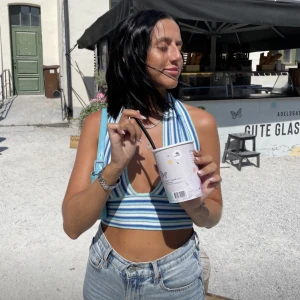 Randig topp. - Jättefin topp i mjukt tyg. Knyt i ryggen, så man kan justera hur stor den ska vara själv.