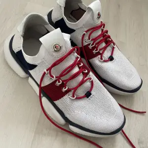 Moncler Bubble Sneaker White Red Blue.  Passar storlek 42,5. 