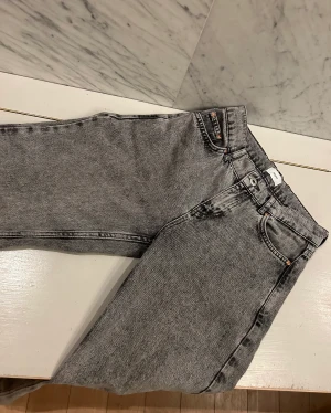 Baggy jeans strlk 154 - Gråa baggy jeans, Grunt strlk 154z.  Använde max 3 tvättar, inga skador. Nypris 649
